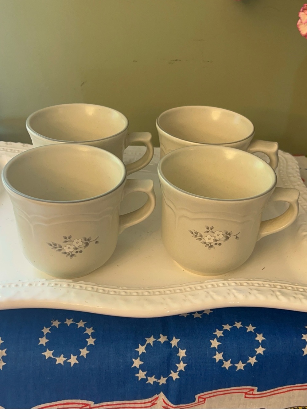 Vintage Pfaltzgraff Heirloom Pattern Stoneware Cup and Saucer Set of 4